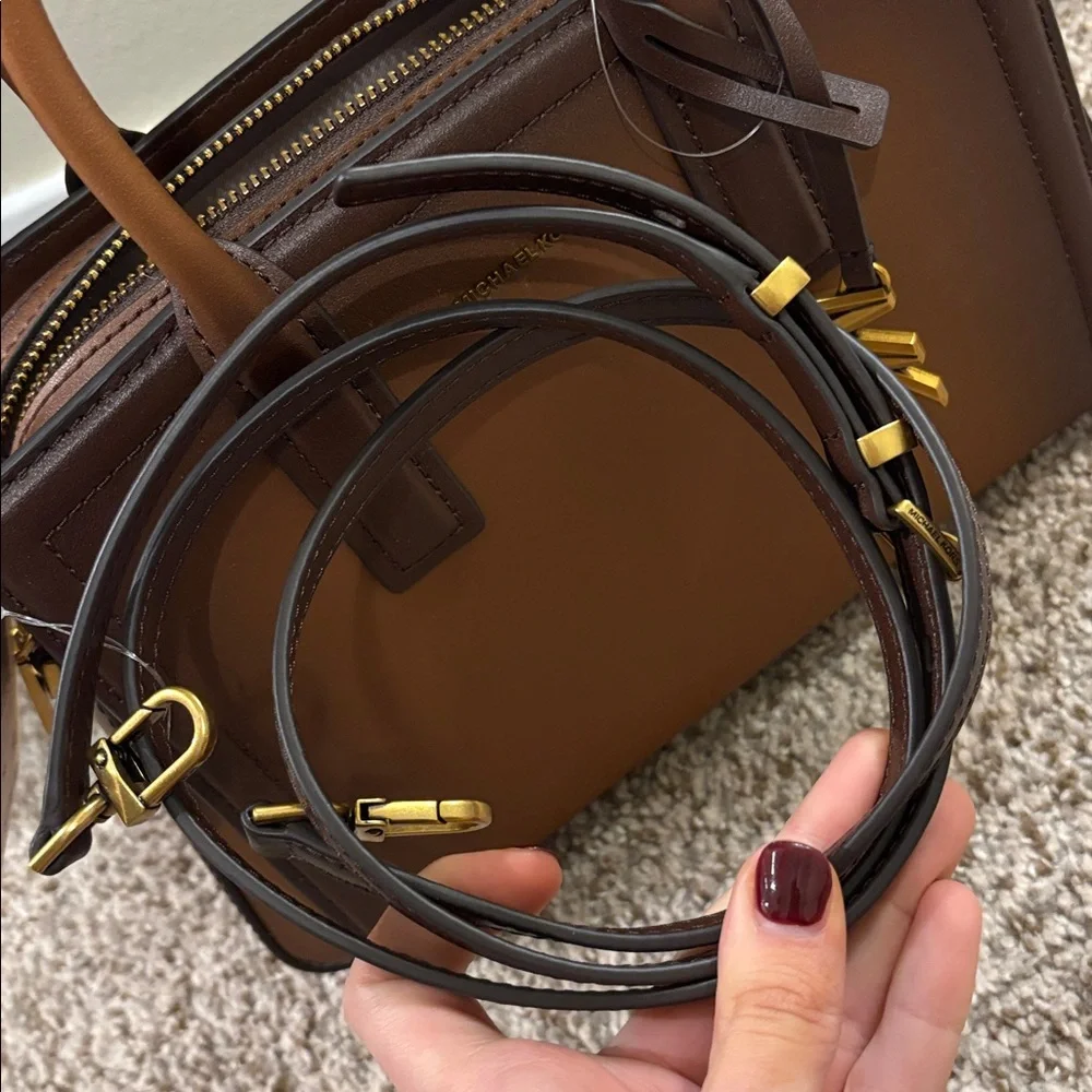 ✨NWT~Michael Kors Laila Crossbody✨ - Picture 5 of 8